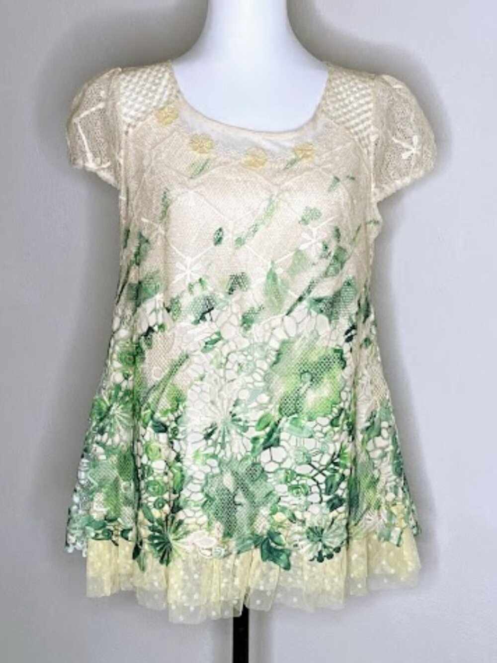 #142179 Vintage-style short-sleeve cutout lace top